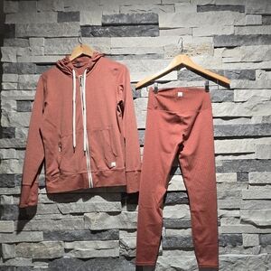 Vuori Cinnamon Heather Halo Hoodie &  Lux Rib Studio Leggings Sm